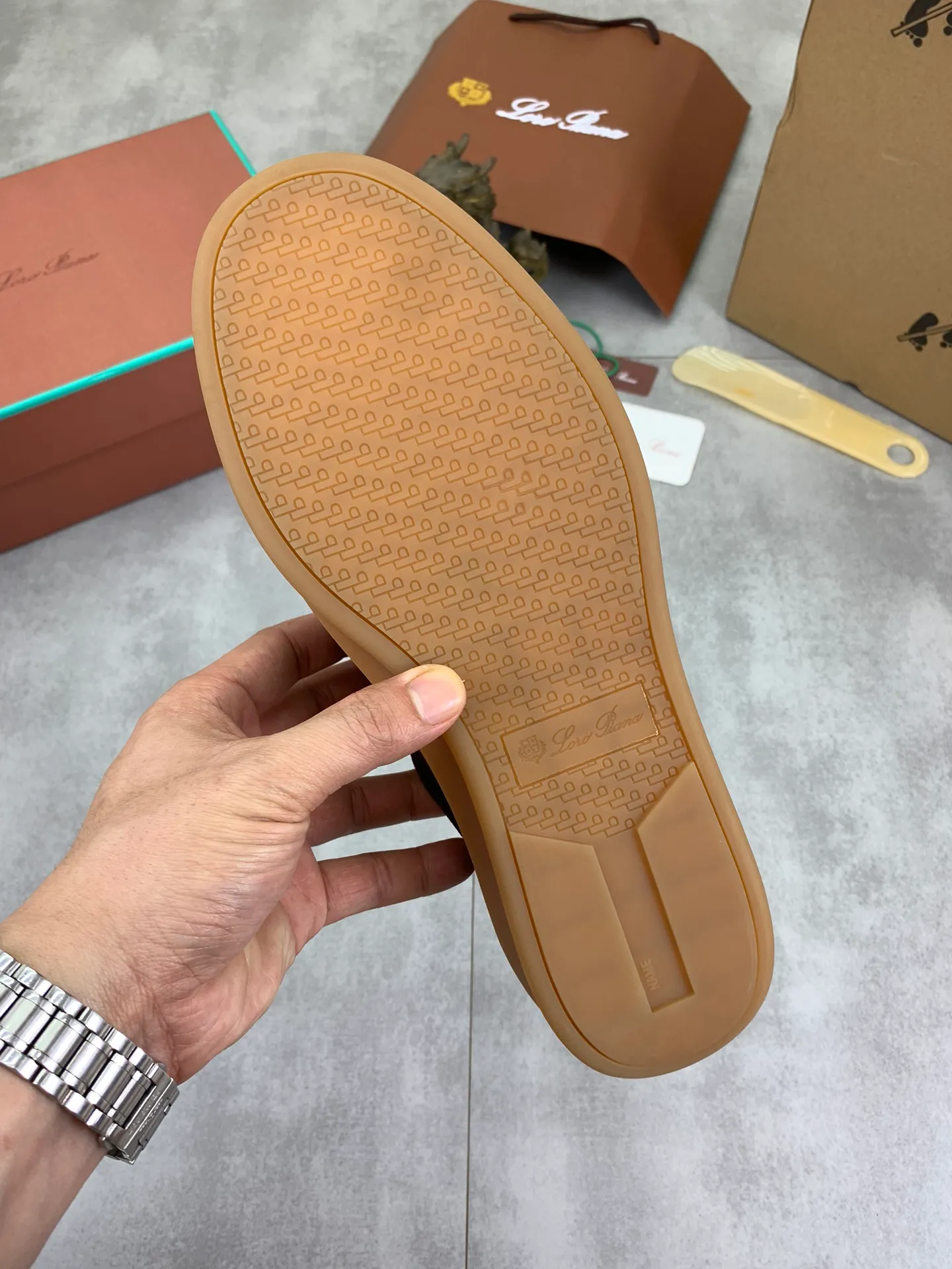 Men's Men's Shoes 💰P540 New 💰High Quality Loro Piana 💯Top Authentic Grade💯Buy the original 1:1 copy💯 Founded the existing Loro Piana company on April 24, 1924. It is now the sixth generation of family business, providing top quality products to customers who are discerning in taste and quality. Imported original fabrics, made of plain calfskin lining. Hand-sewn threads with cowhide feet. Original packaging. Size: 38-45. 7⃣️ colors available.